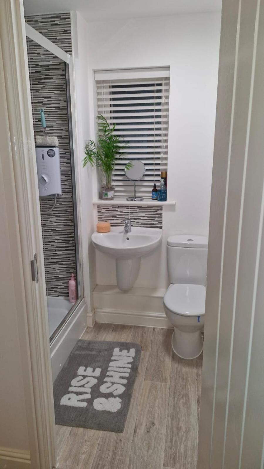 Modern Double Room With En-Suite, Parking & Fast Wifi - Close To Beach Sandgate Exterior photo
